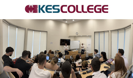 Οι διευθυντές πωλήσεων δυο φαρμακευτικών εταιρειών συζητουν με φοιτητές του KES College